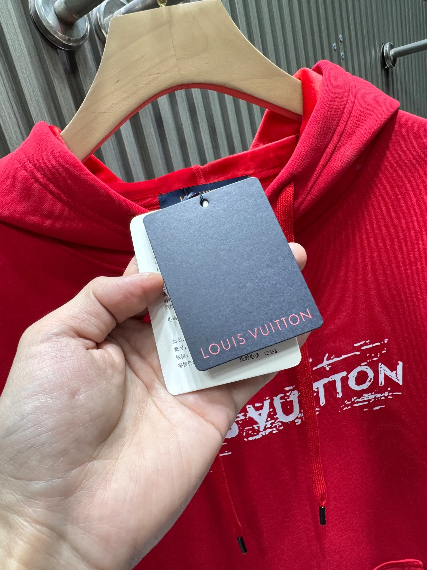 🅿️280 Louis Vuitton 1*v25 new autumn and winter new donkey brand series hooded pullover sweatshirt 400g pure cotton➕silver fox velvet The font of this sweatshirt is designed by the trend designer VERD, which adds a touch of casualness and free style. The classic combination of solid color sweatshirts. The neat corridor shape shows the minimalist style. Many trend stars interpret the upper body. Simple and comfortable street feeling. The stacking of sweatshirts + shirts will never go out of style. The comfort of a classic fit and the soft, lightweight non-brushed fabric make it super comfortable to wear.